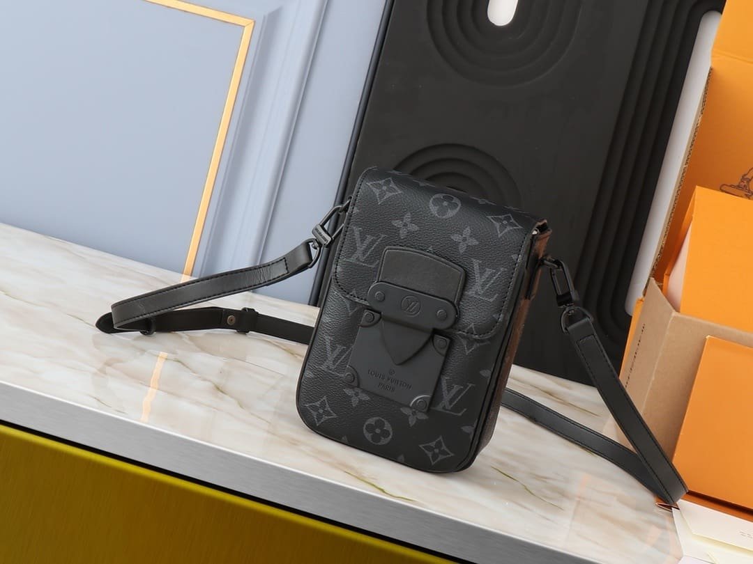 Louis Vuitton M82252 S-Lock Vertical Wearable Punge