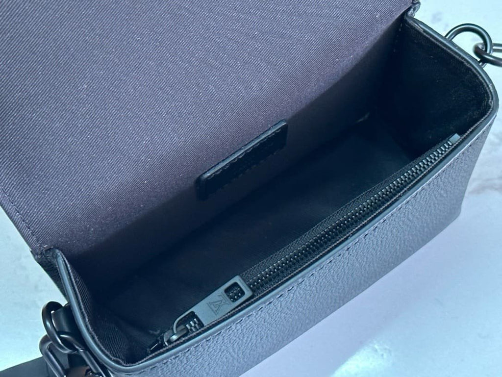 Louis Vuitton M82085 Fastline Wearable Punge