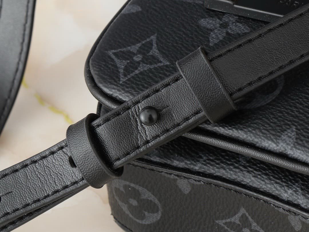 Louis Vuitton M82252 S-Lock Vertical Wearable Punge