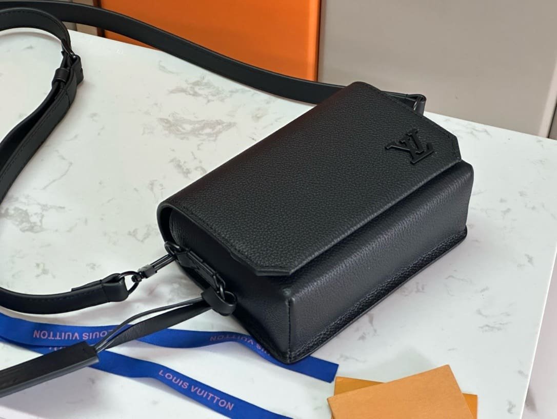 Louis Vuitton M82085 Fastline Wearable Punge