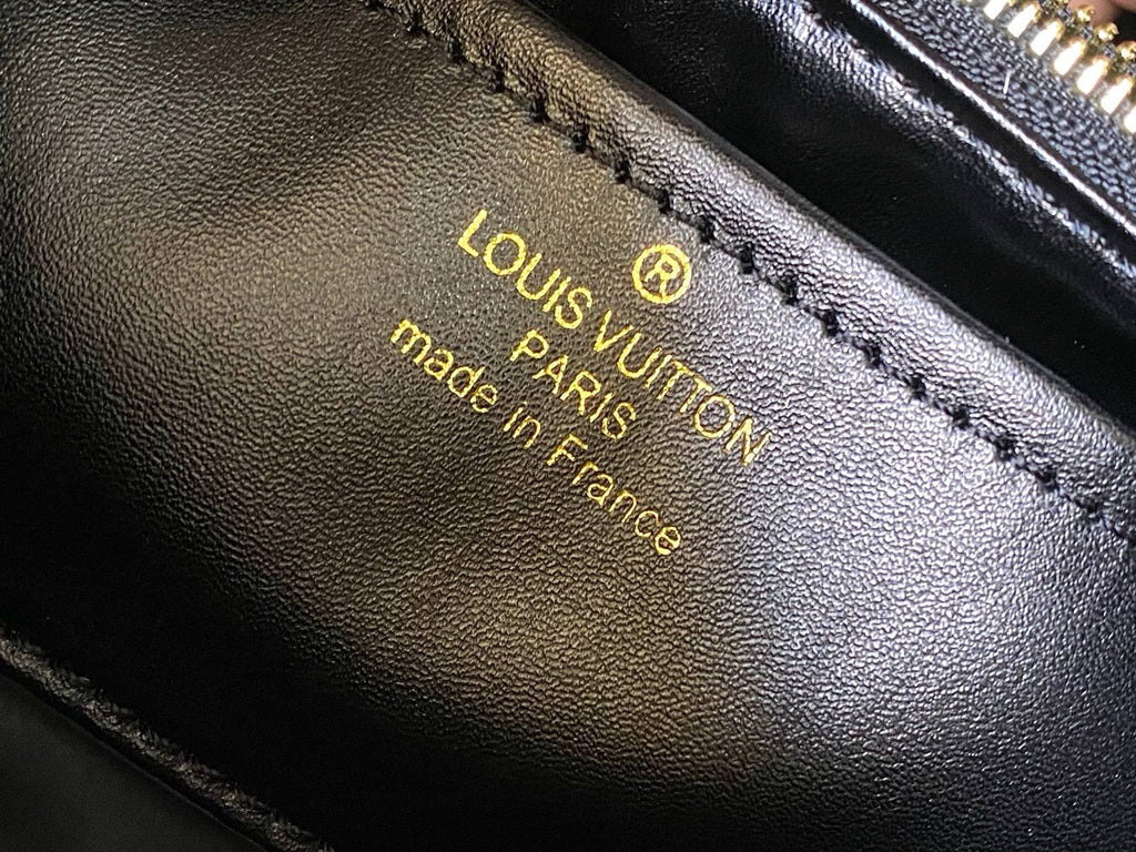 Louis Vuitton M24607 Large CAPUCINES SOUPLE BAG